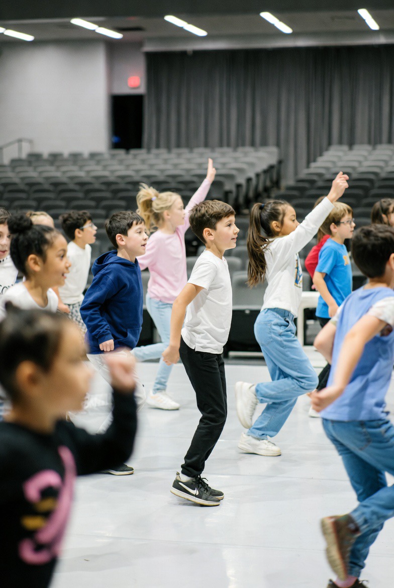 Niños de 6 años bailando con alegría y emoción